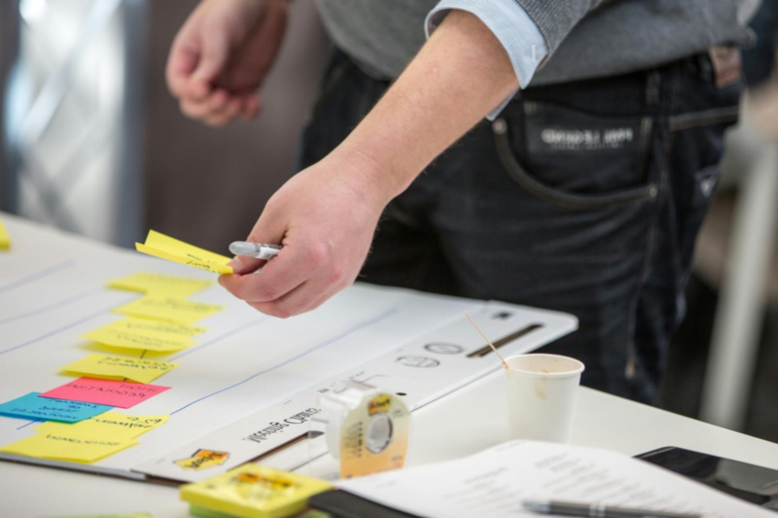 Equipa lomirexanta a trabalhar em estratégias financeiras personalizadas